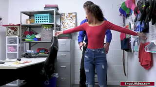 Seos pequenos latina é pego roubando e un oficial non unha cavidade busca e dedos súa buceta e burro.El fai o seu darlle un bj e anal fode