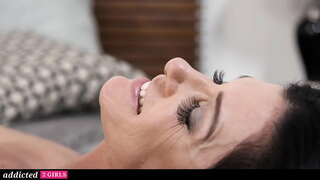 Ögey Fucks Öz падчерицу-лесбиянку