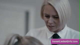 Watch naughty milf lesbiche godendo profondo culo e figa diteggiatura di lunga durata climax in ufficio