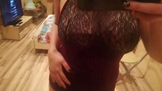 Pleše стип-ples pred ogledalom, pokazujući nipples